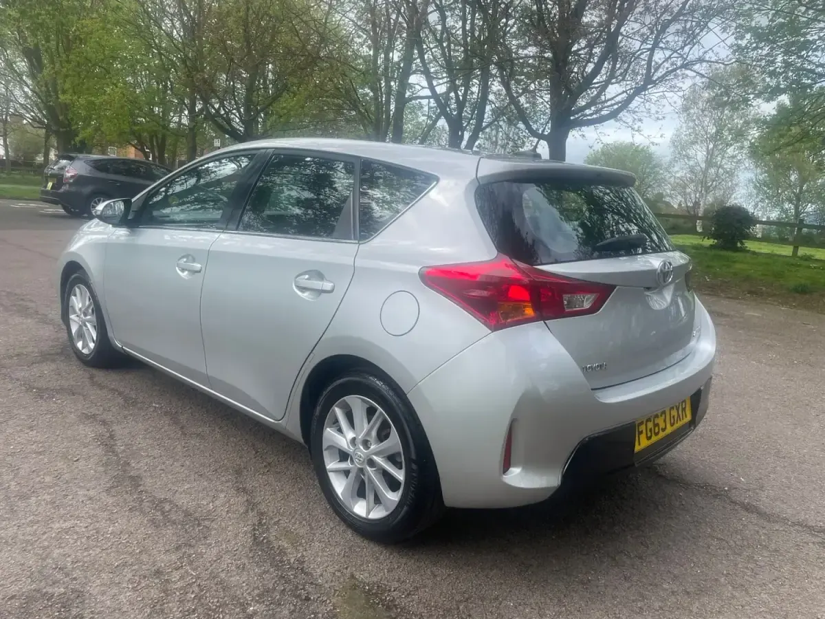Usado Toyota Auris 2013 Prateado Citadino