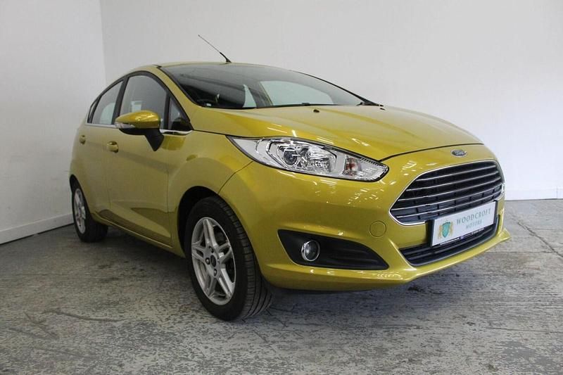 Used Ford Fiesta Zetec 105 HP (77 kW) 2013 Yellow Hatchback