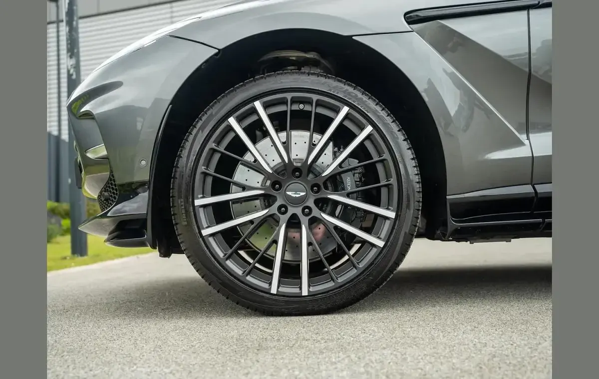 Used Aston Martin DBX 707 697 HP (512 kW) 2025 Silver SUV