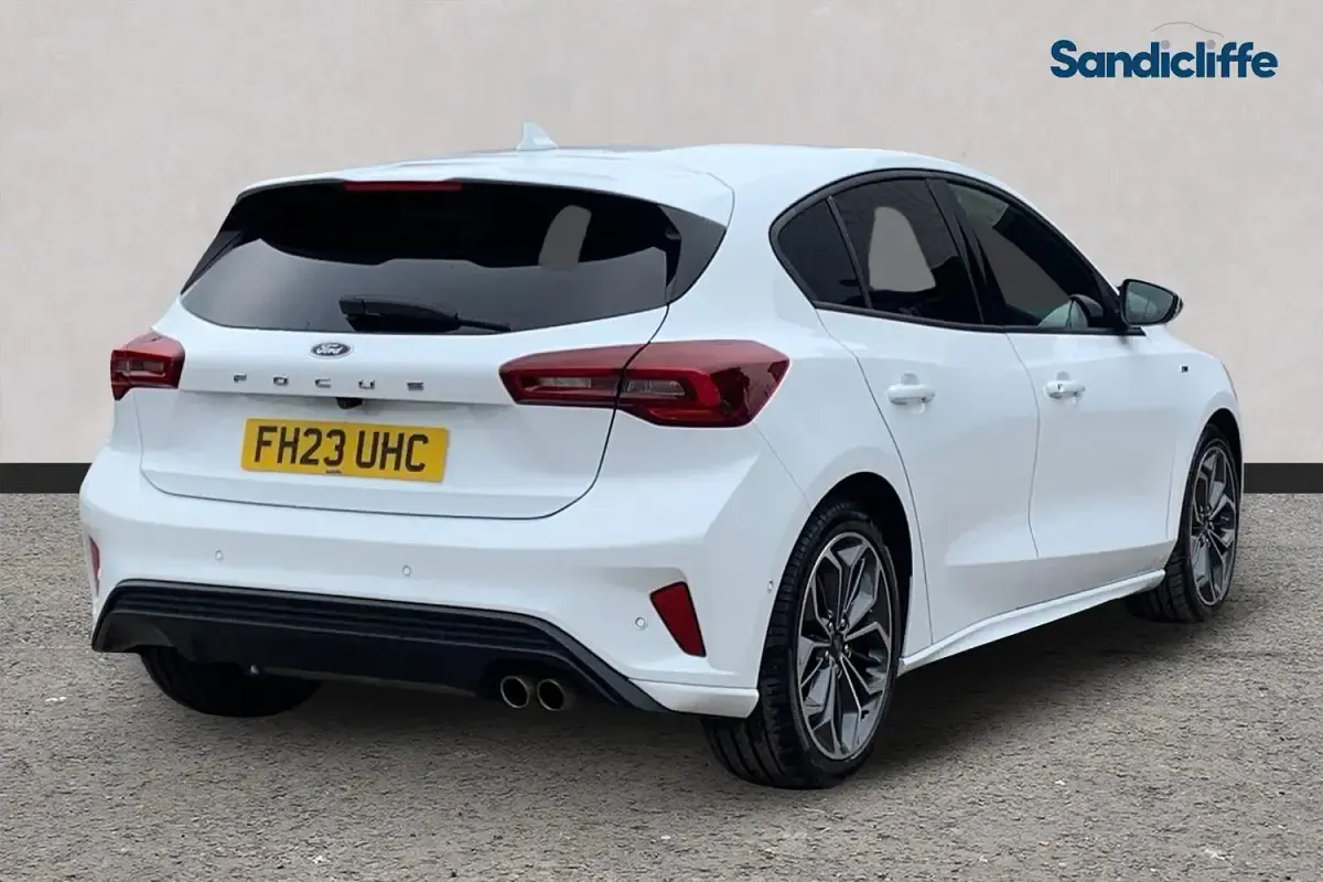 Gebraucht Ford Focus ST-Line X 125 PS (91 kW) 2023 Weiß Kleinwagen