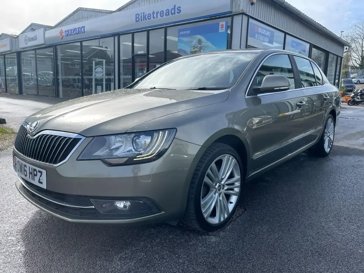 Gebraucht Skoda Superb Elegance 150 PS (110 kW) 2016 Grün Kleinwagen