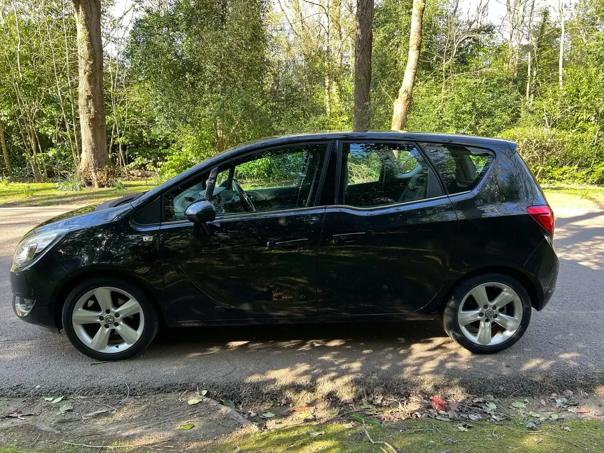 Used Vauxhall Meriva 100 HP (73 kW) 2015 Black MPV