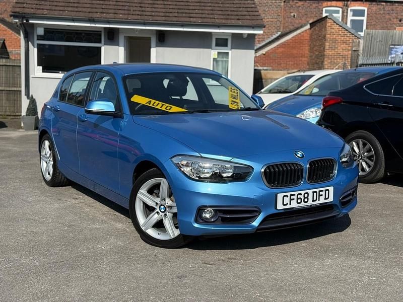 Begagnad BMW 118 Sport Line 2019 Blå Halvkombi