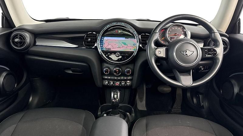 Used Mini Cooper Classic 134 HP (98 kW) 2022 White Hatchback