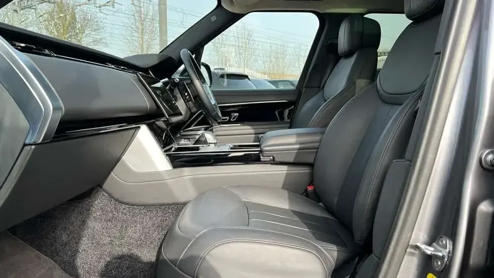 Used Land Rover Range Rover SE 300 HP (220 kW) 2024 Metallic  eiger grey  SUV