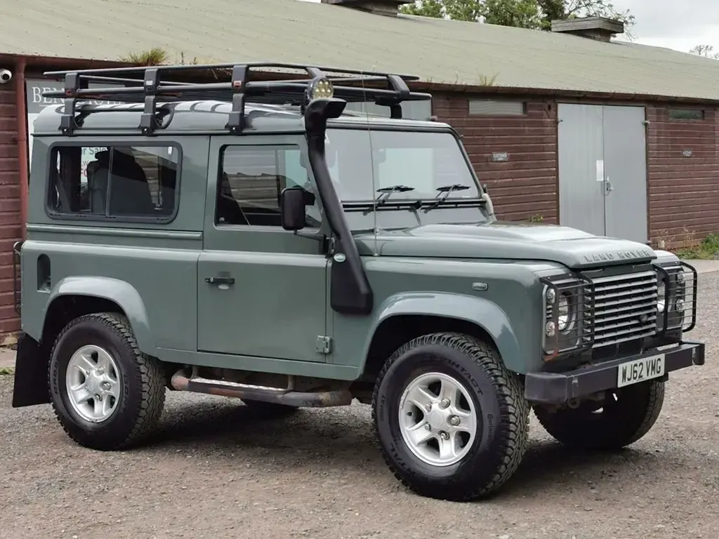 Used Land Rover Defender 122 HP (89 kW) 2012 Green Estate