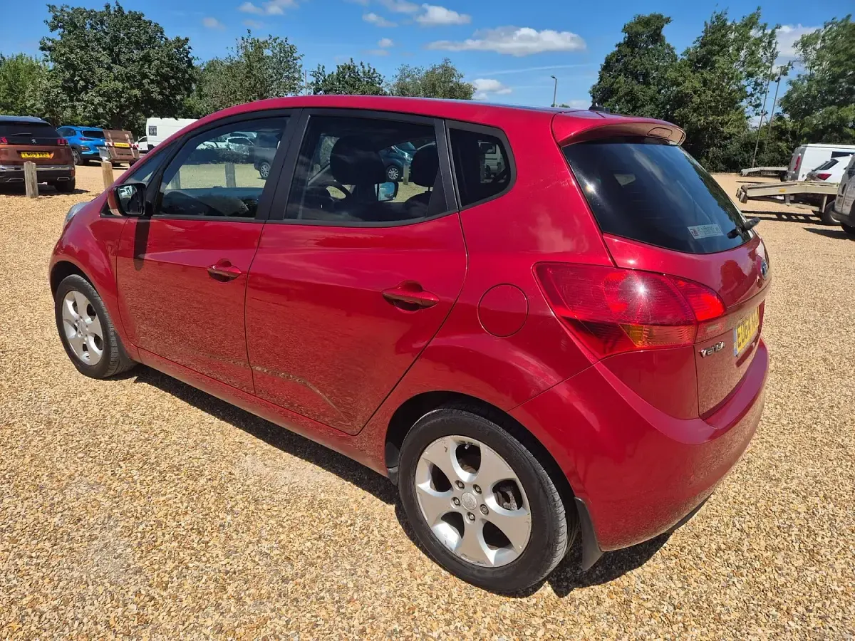 Used Kia Venga 125 HP (91 kW) 2014 Red Hatchback