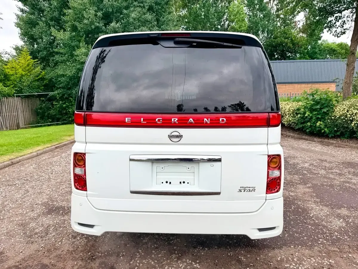 Used Nissan Elgrand 2009 Pearl white MPV