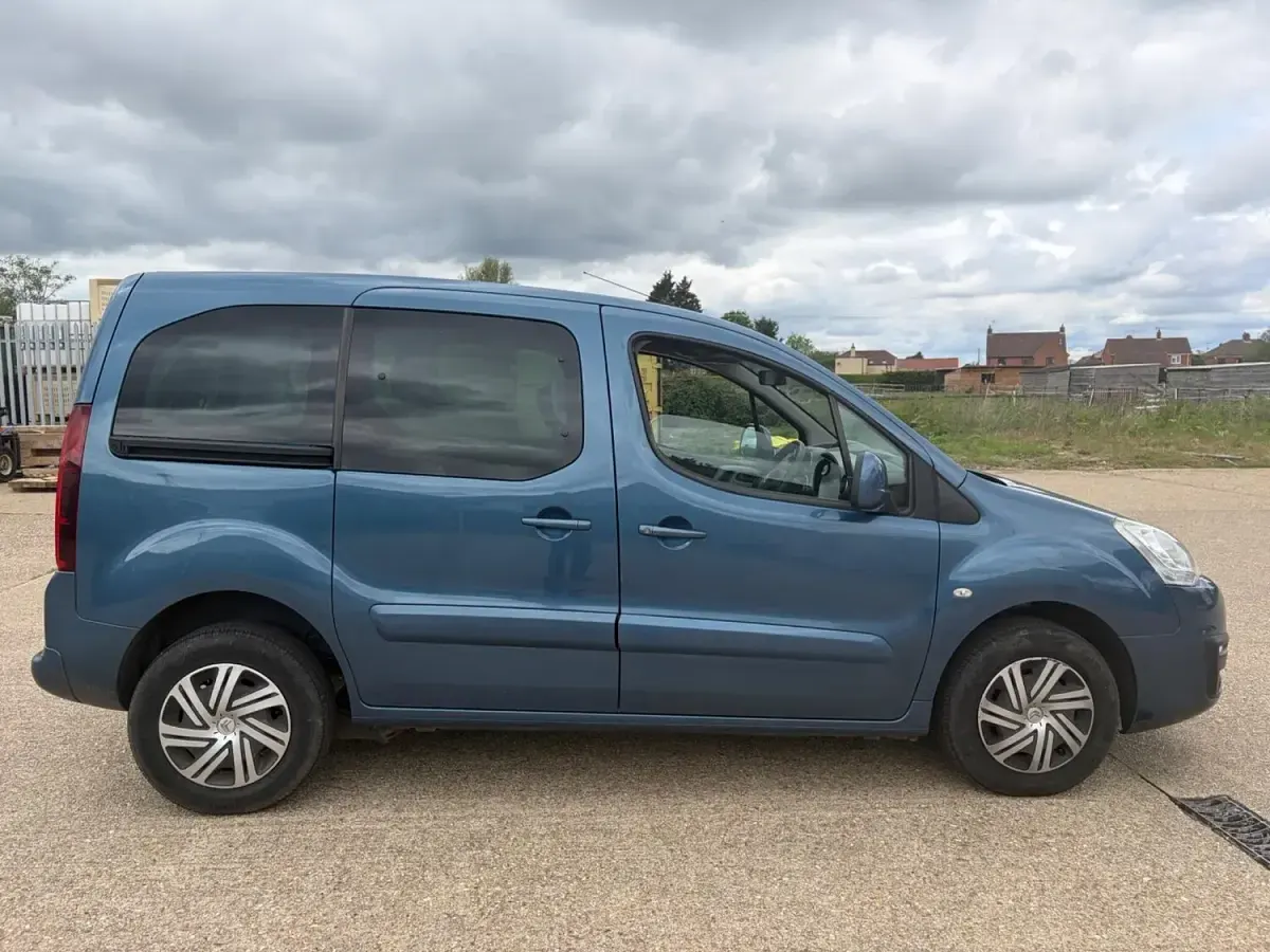 Used Citroën Berlingo Feel 99 HP (72 kW) 2017 Blue MPV