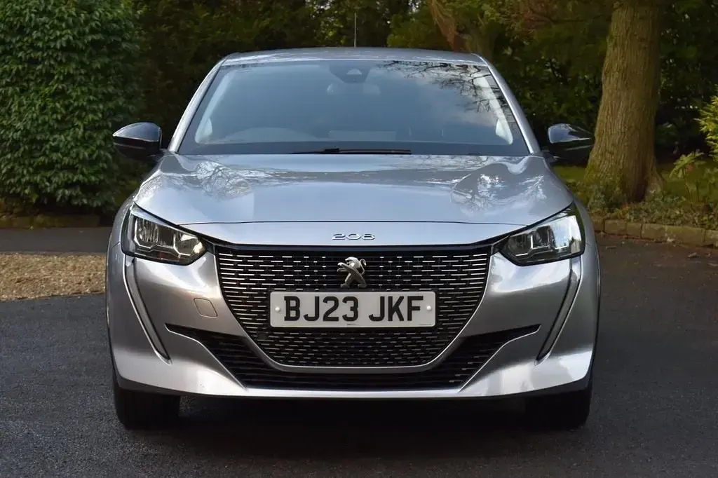 Second-hand Peugeot e-208 Allure+ 100 kW (136 CP) 2023 Gri Hatchback