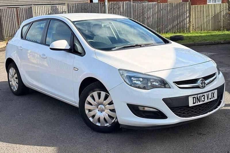 Used Vauxhall Astra 2013 White Hatchback
