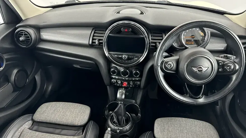 Used Mini Cooper Hatch 134 HP (98 kW) 2016 White Hatchback