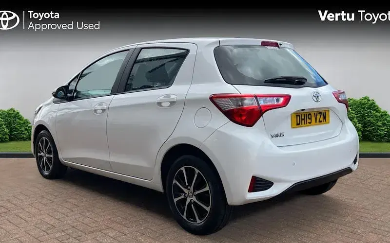 Used Toyota Yaris 111 HP (81 kW) 2019 White Hatchback