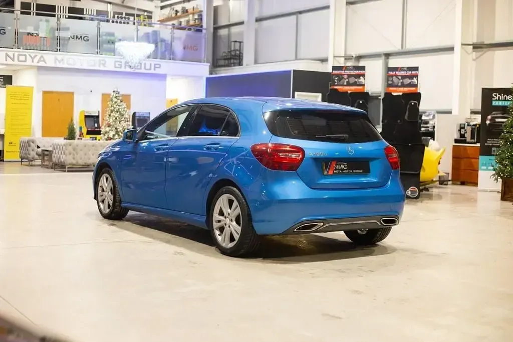 Używany Mercedes A180 Executive 2015 Niebieski Hatchback