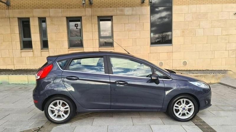 Used Ford Fiesta Zetec 75 HP (55 kW) 2015 Metallic grey Hatchback