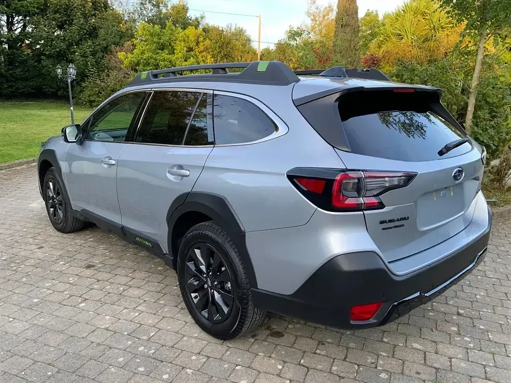 Usado Subaru Outback 180 CV (132 kW) 2025 Plateado Familiar