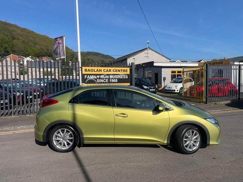 Begagnad Honda Civic EX 142 HK (104 kW) 2014 Gul Halvkombi