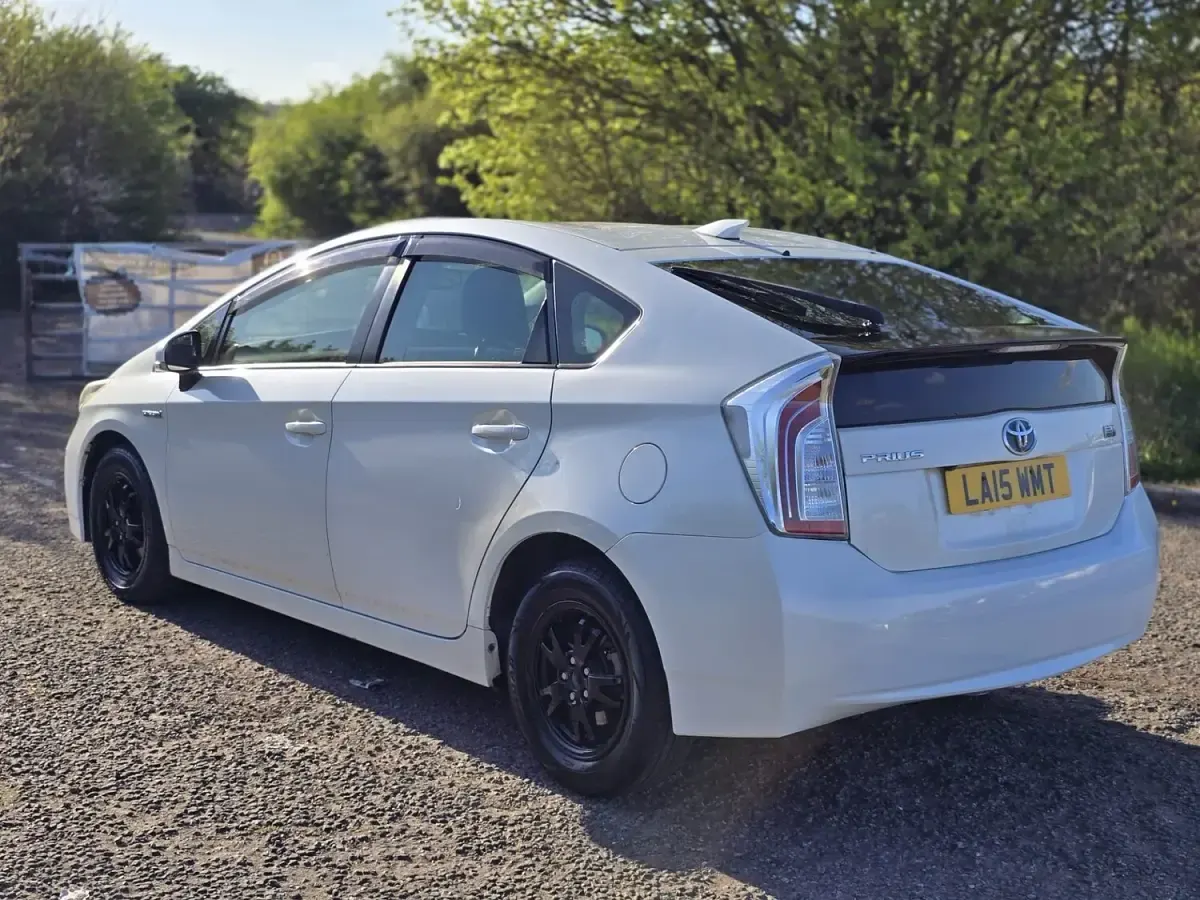 Used Toyota Prius 2015 White Hatchback