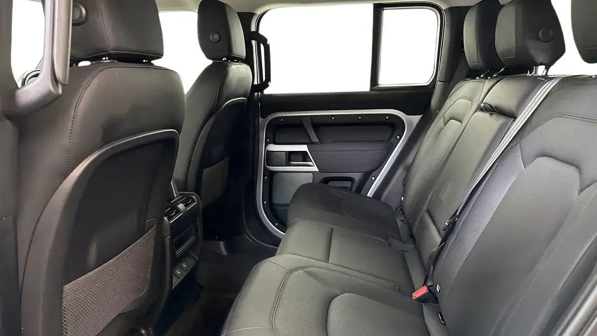 Used Land Rover Defender SE 300 HP (220 kW) 2022 Silver SUV