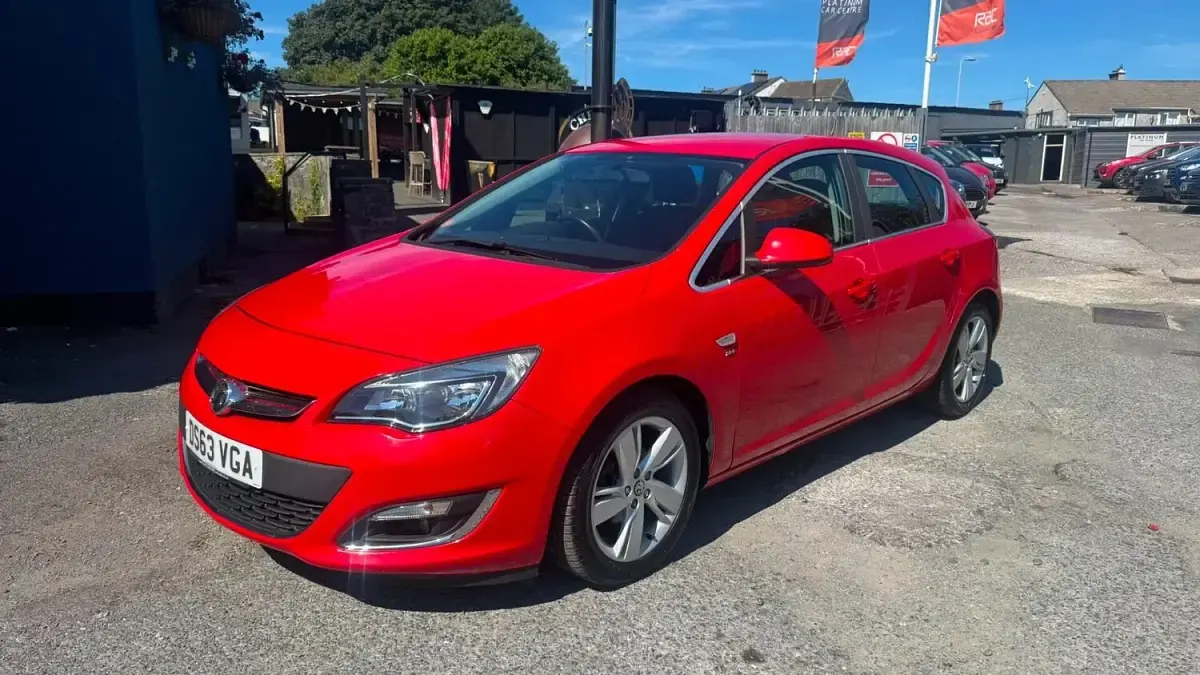Used Vauxhall Astra SRi 115 HP (84 kW) 2013 Red Hatchback