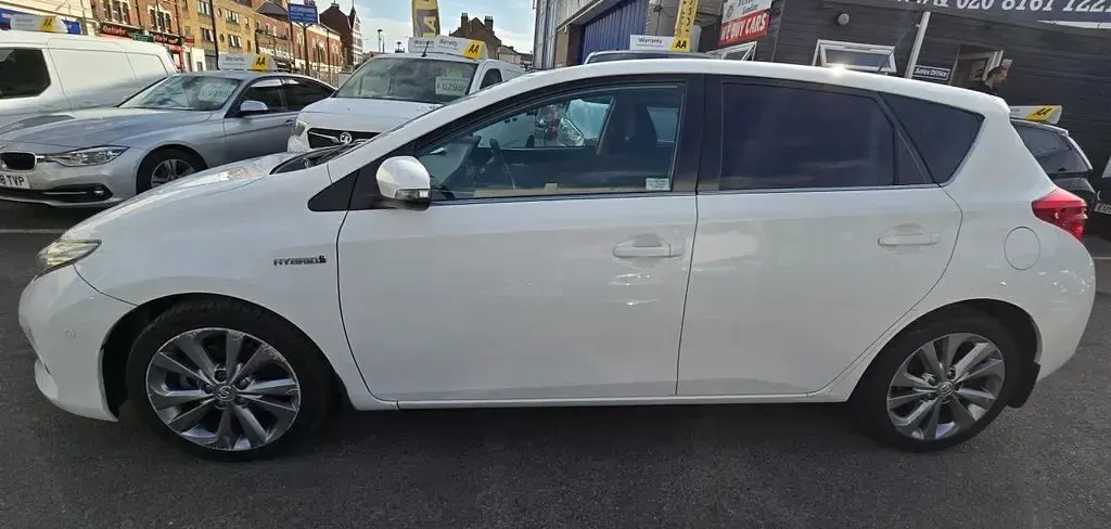 Usado Toyota Auris Hybrid 136 HP (100 kW) 2014 Branco Carrinha