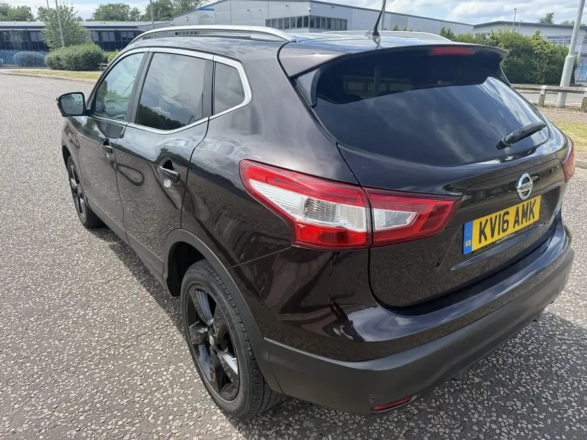 Used Nissan Qashqai N-Connecta 110 HP (80 kW) 2016 Black SUV