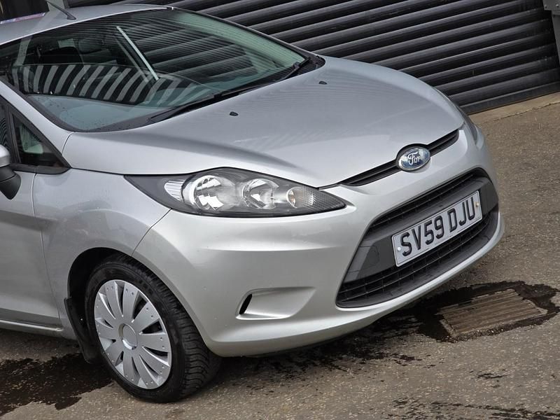 Używany Ford Fiesta Style 2010 Srebrny Hatchback