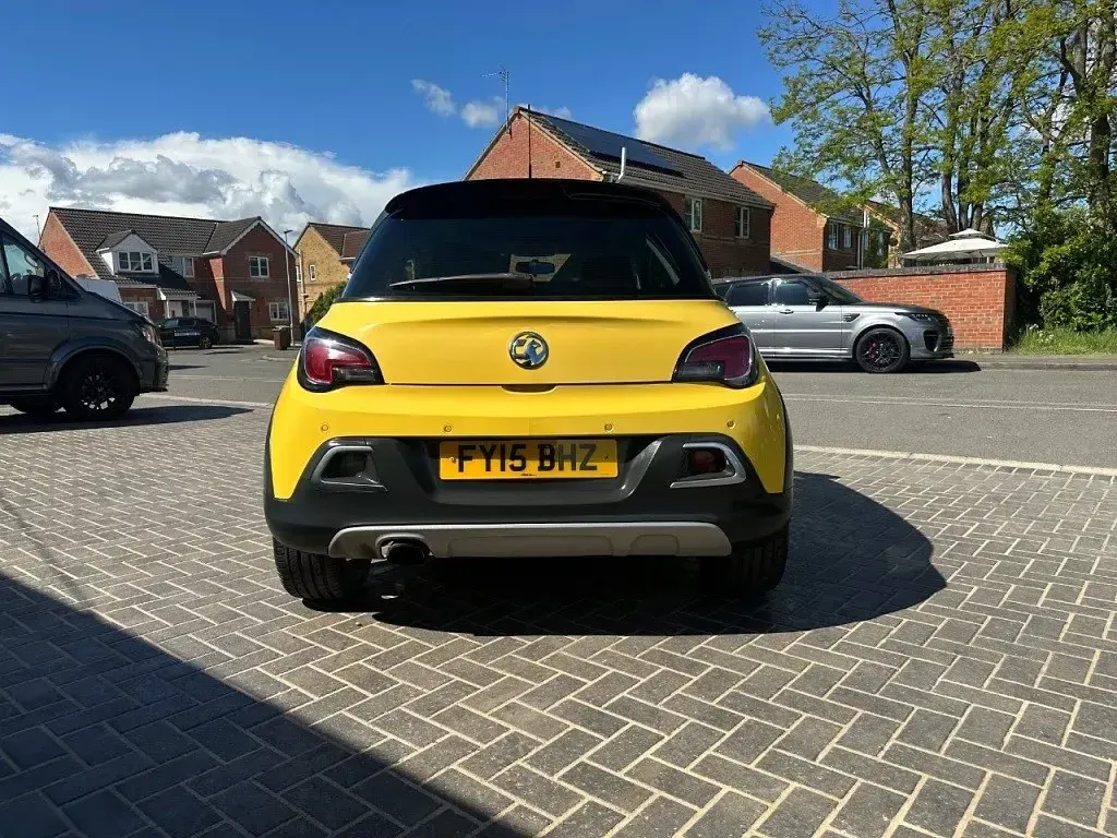 Begagnad Vauxhall Adam Rocks 115 HK (84 kW) 2015 Gul Halvkombi