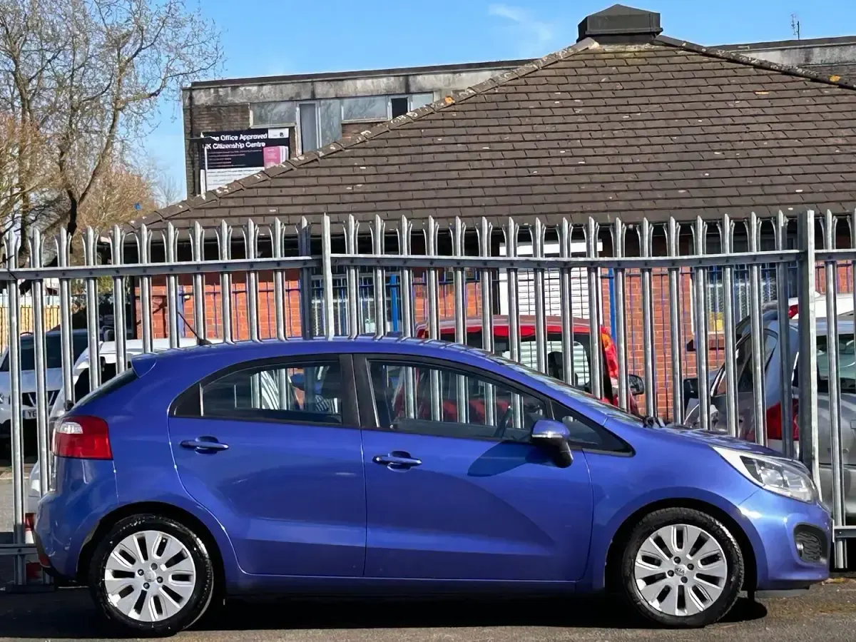 Used Kia Rio 84 HP (61 kW) 2014 Blue Hatchback