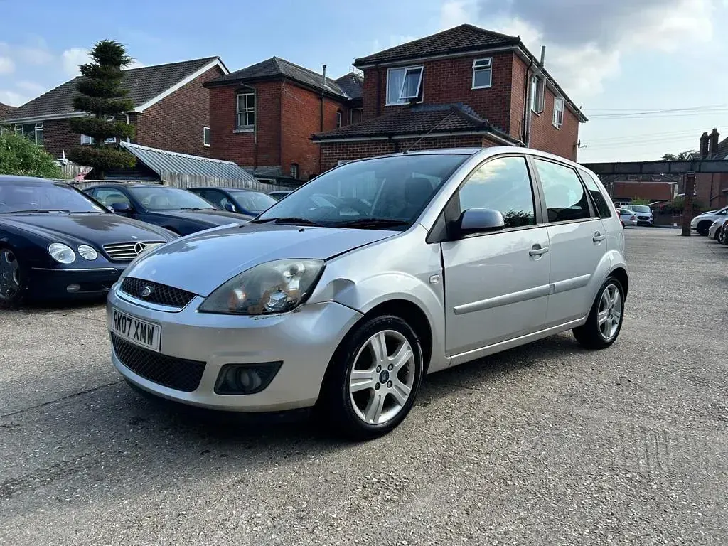 Used Ford Fiesta Zetec 80 HP (58 kW) 2007 Silver Hatchback