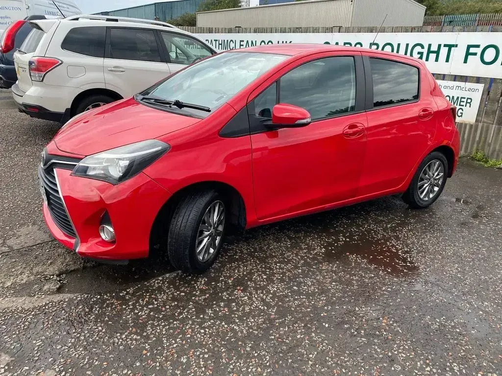 Used Toyota Yaris Multidrive S 99 HP (72 kW) 2016 Red Hatchback