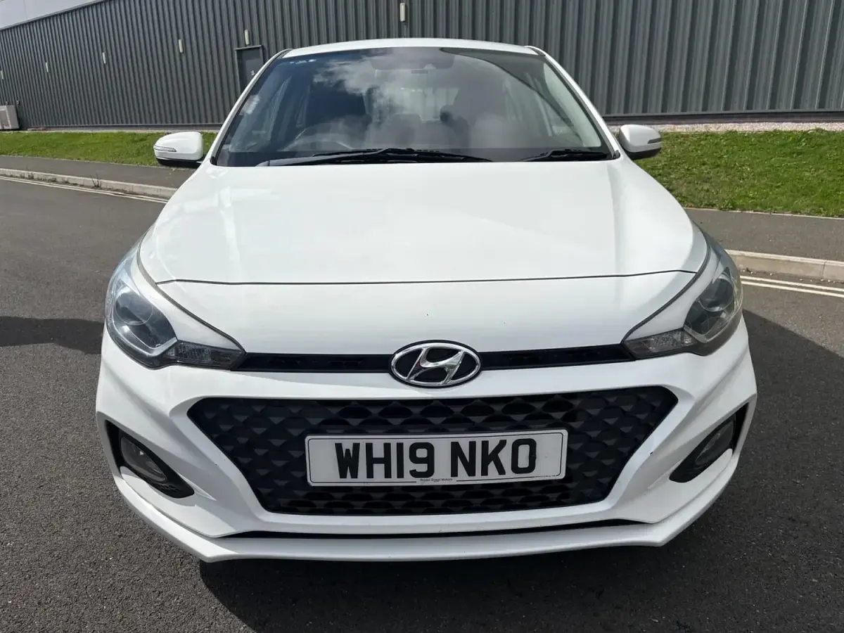 Used Hyundai i20 SE 84 HP (61 kW) 2019 White Hatchback