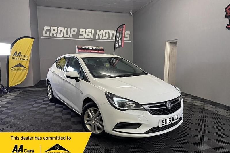 Used Vauxhall Astra Design Edition 105 HP (77 kW) 2016 White Hatchback