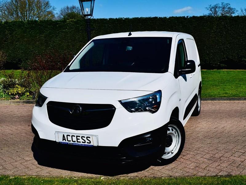 Used Vauxhall Combo S 130 HP (95 kW) 2022 White MPV