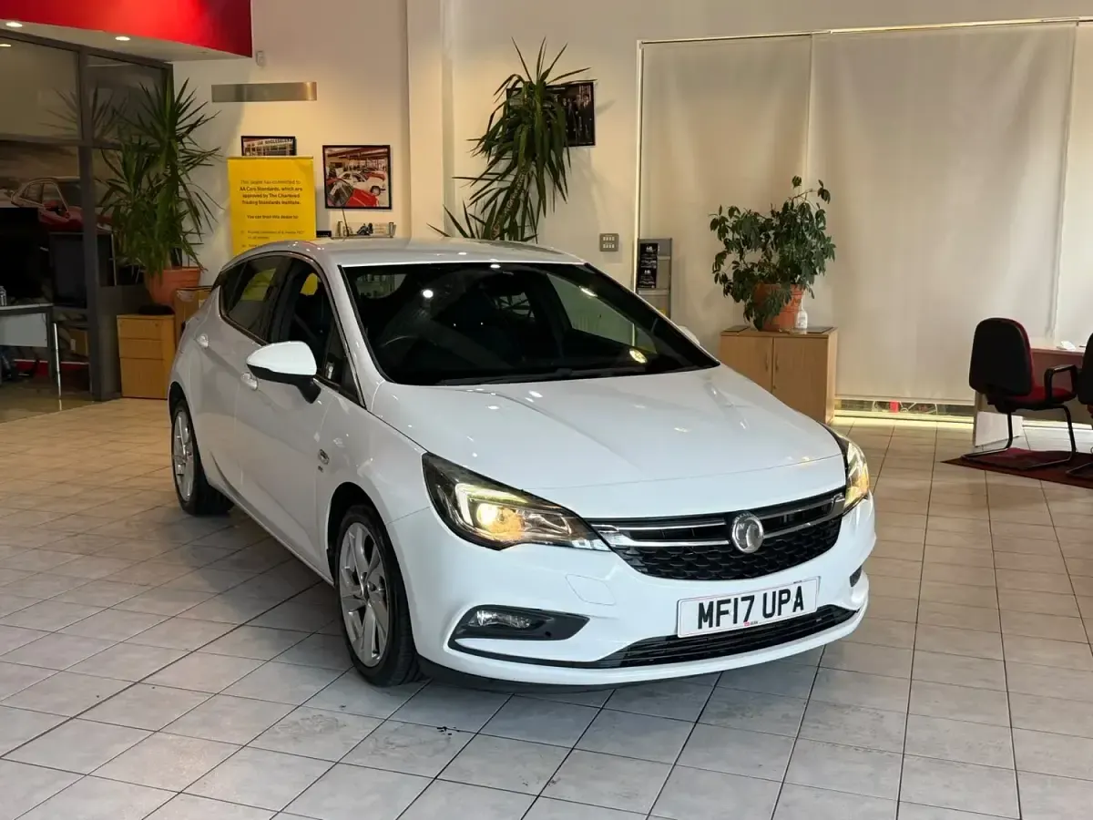 Used Vauxhall Astra SRi 2017 White Hatchback