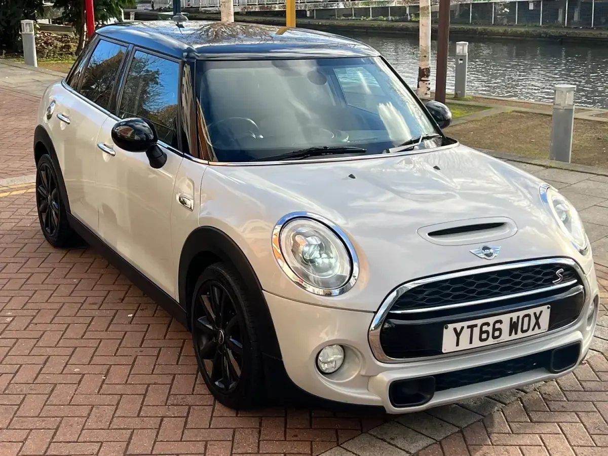 Używany Mini Cooper S Hatch 2016 Srebrny Hatchback