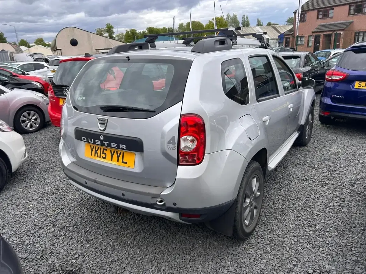 Usado Dacia Duster Lauréate 110 HP (80 kW) 2015 Prateado SUV