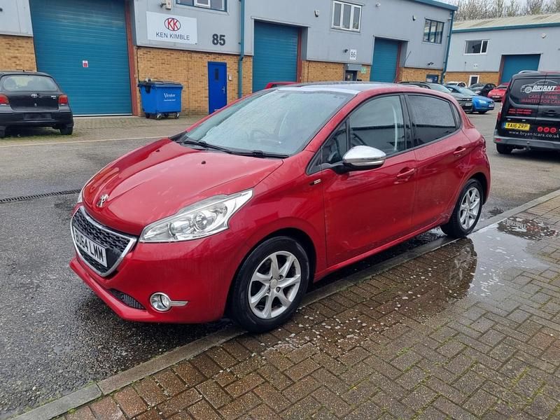 Używany Peugeot 208 Style 82 KM (60 kW) 2014 Czerwony Hatchback