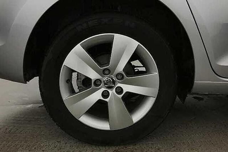 Used Skoda Rapid SE 88 HP (64 kW) 2017 Brilliant silver metallic Hatchback