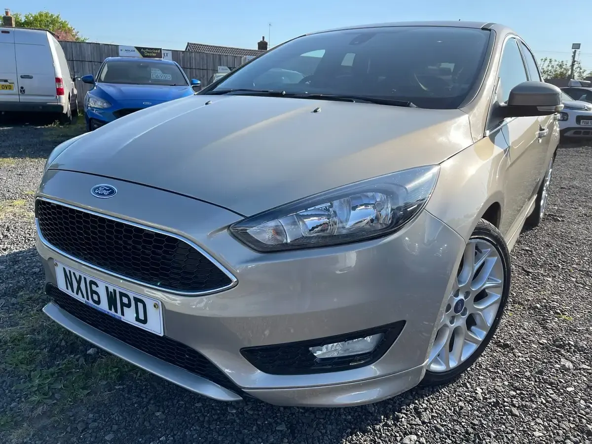 Used Ford Focus Zetec 120 HP (88 kW) 2016 Gold Hatchback