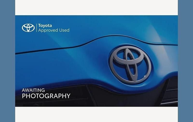 Galactic blue (metallic paint) Used 2022 Toyota Yaris Hybrid Design Hatchback | £14,543 (Super price) - Image 1/3