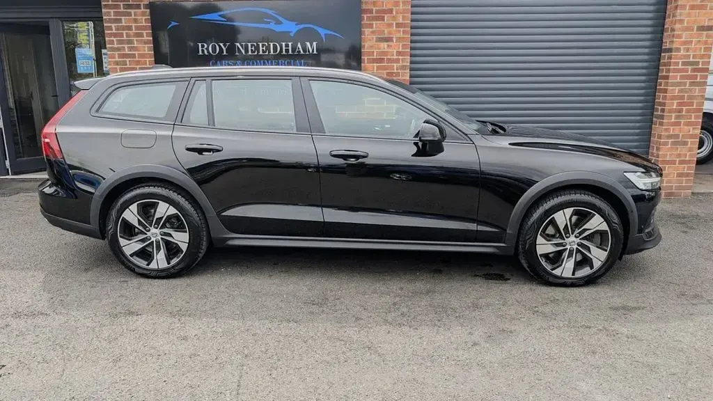 Used Volvo V60 CC Plus 190 HP (139 kW) 2019 Black Estate
