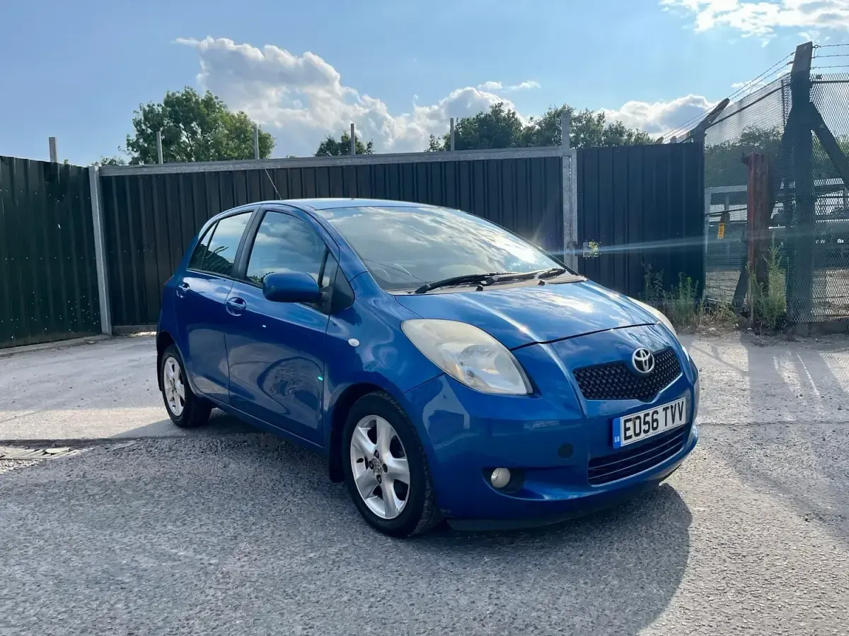 Used Toyota Yaris 85 HP (62 kW) 2006 Blue Hatchback