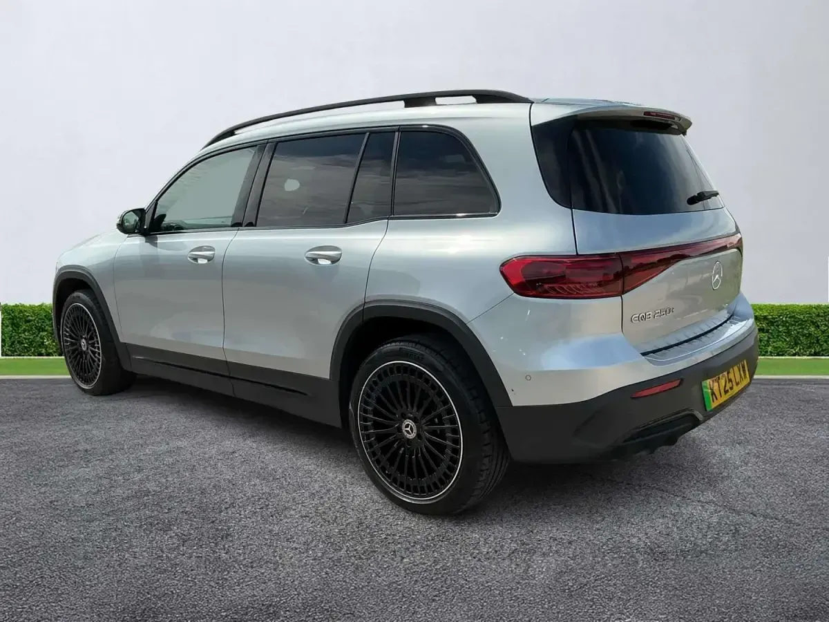 Usado Mercedes EQB250+ Urban 139 kW (190 HP) 2025 Prateado SUV