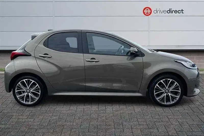 Usado Toyota Yaris Hybrid 2024 Marrón Utilitario