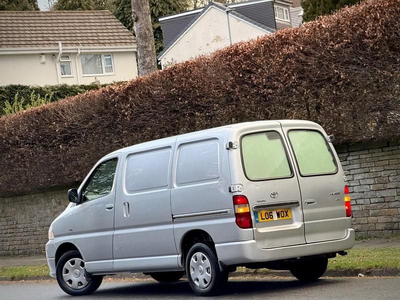 Used Toyota HiAce 95 HP (69 kW) 2011 Silver Van
