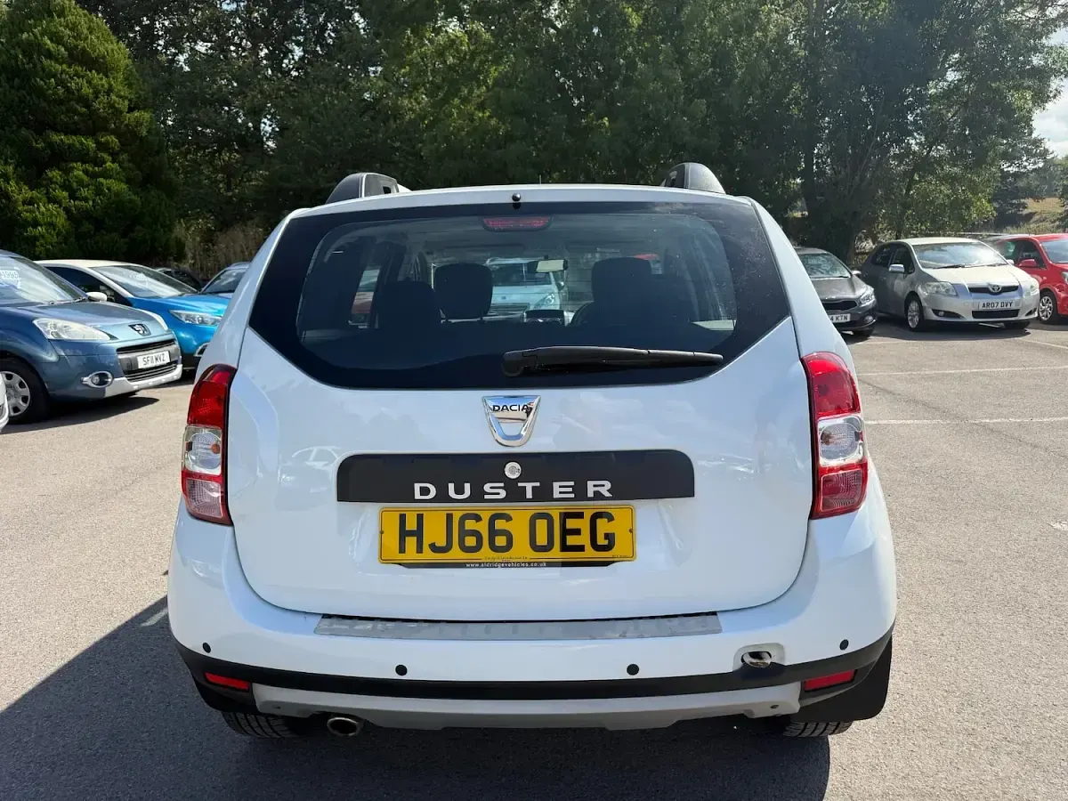 Used Dacia Duster Lauréate 110 HP (80 kW) 2016 White SUV