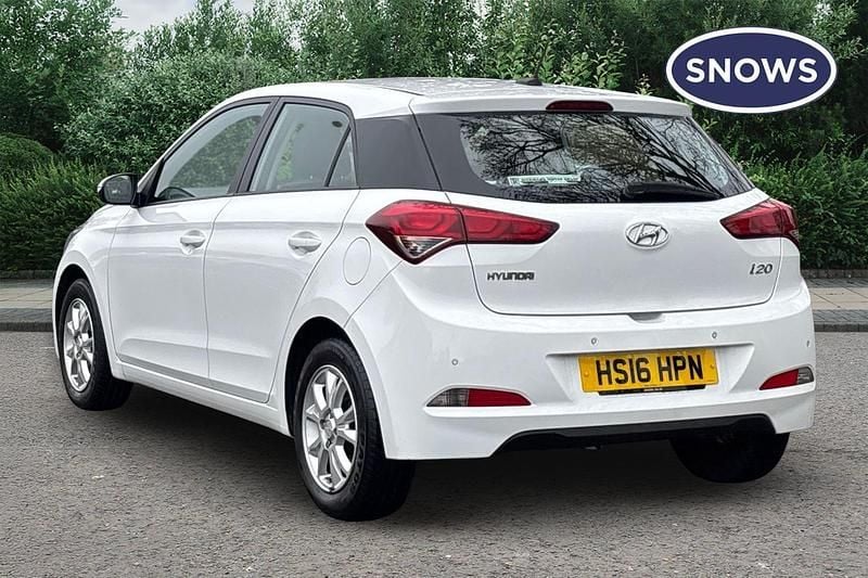 Used Hyundai i20 SE 84 HP (61 kW) 2016 White Hatchback