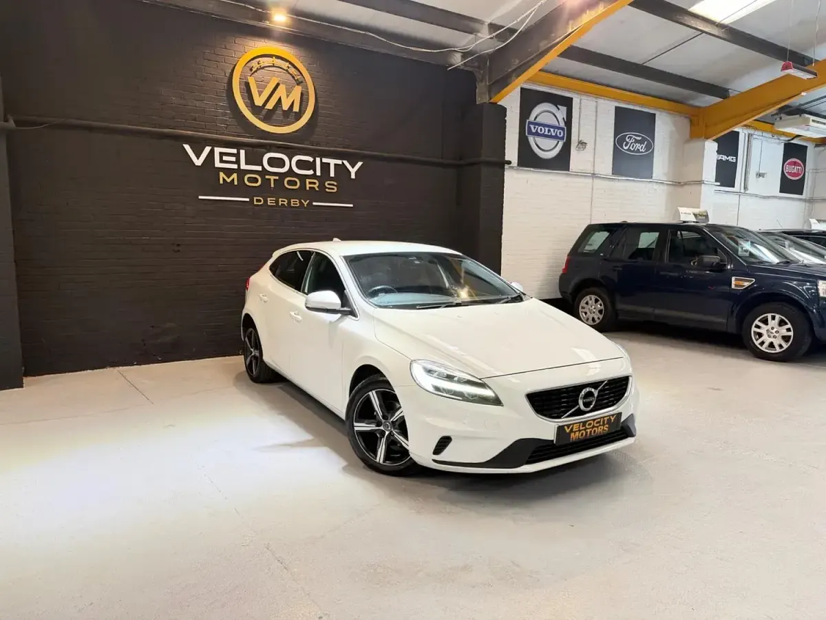 Used Volvo V40 R-Design 2017 White Hatchback