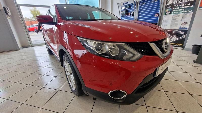 Red Used 2016 Nissan Qashqai N-Connecta SUV | £7,000 (Fair price) - Image 1/4